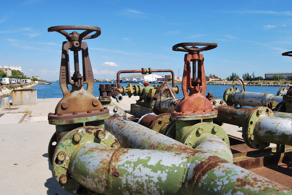Pipeline valve illustrating the crude transportation assets in the Enbridge Tallgrass deal