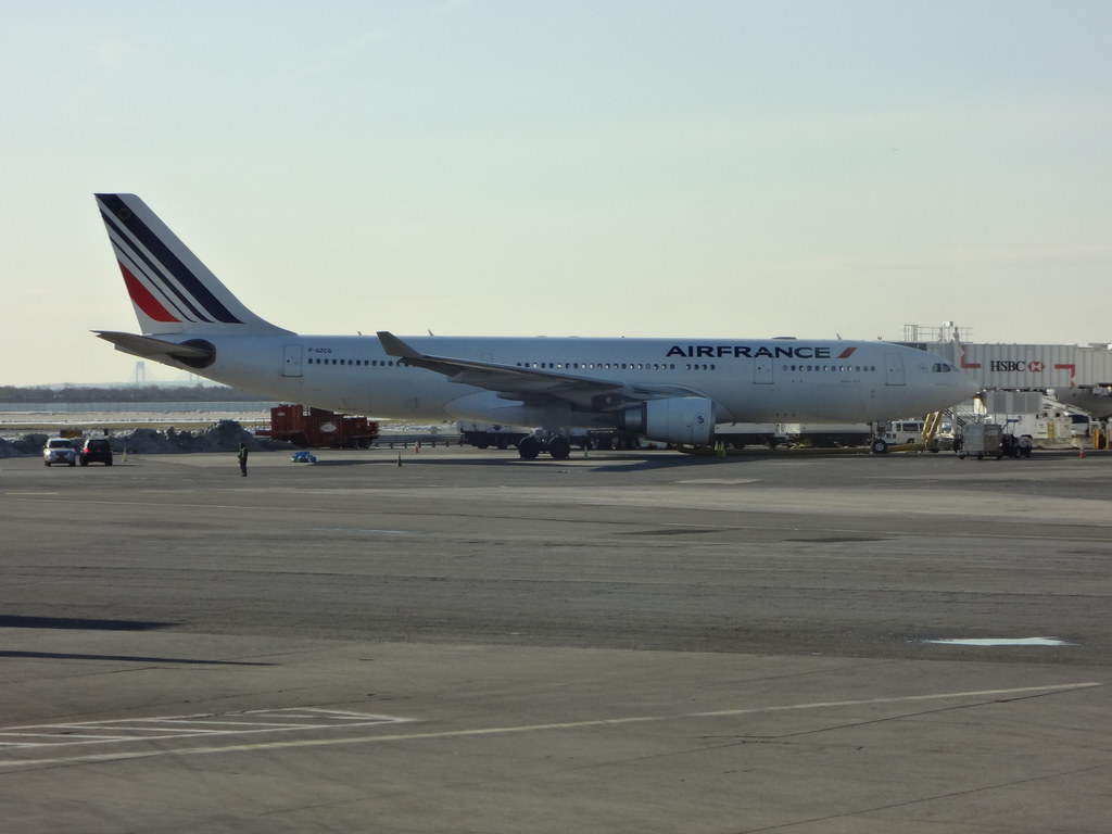 Commercial airliner on a runway affected by the Iran aviation sanctions flights disruption