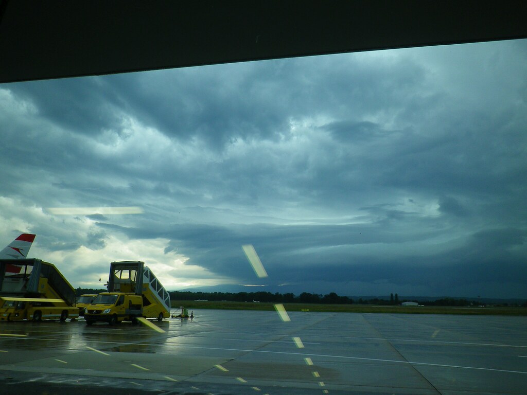 nor'easter flight disruptions storm at airport
