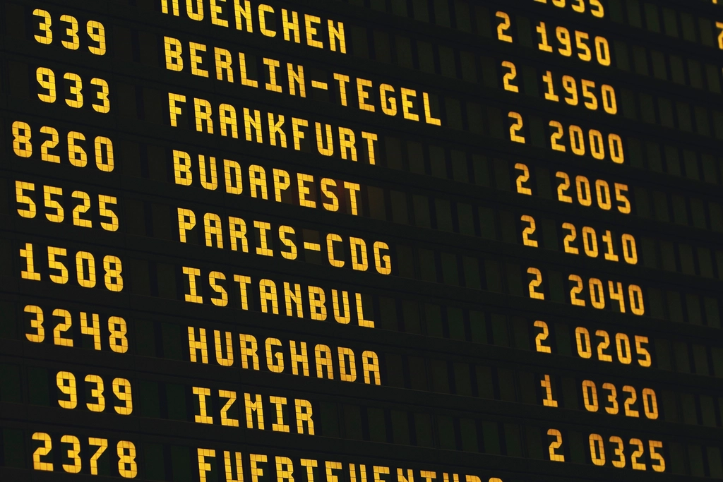 US flight delays surge shown on an airport departures board