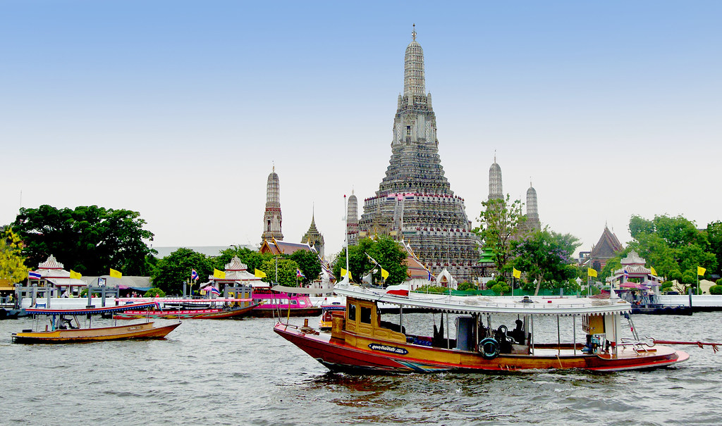 Bangkok temple scene representing the new Thailand visa exemption rules for travelers